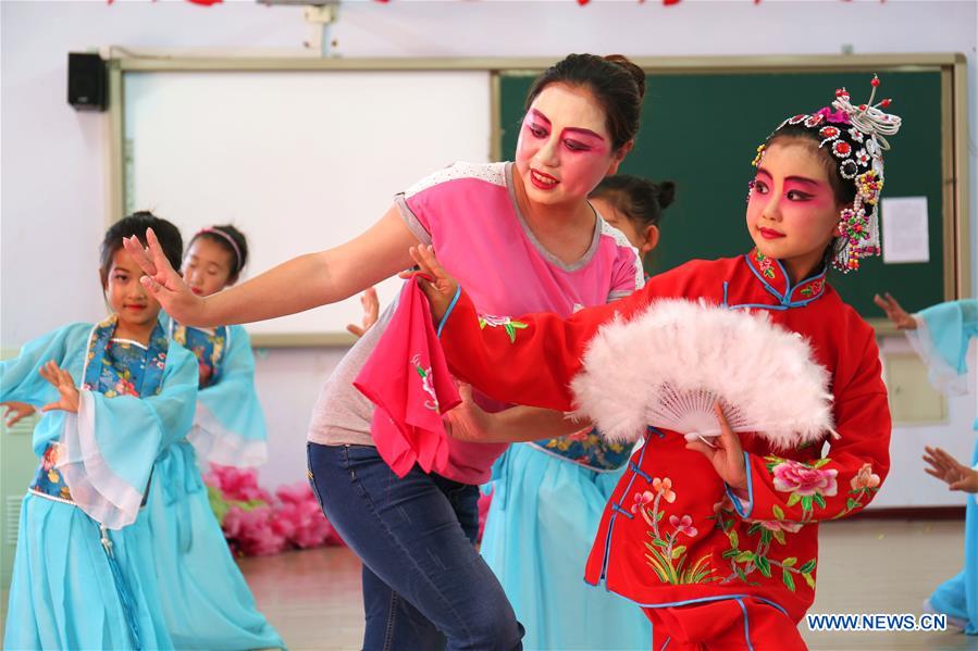 Pupils receive traditional culture education in N China's Hebei