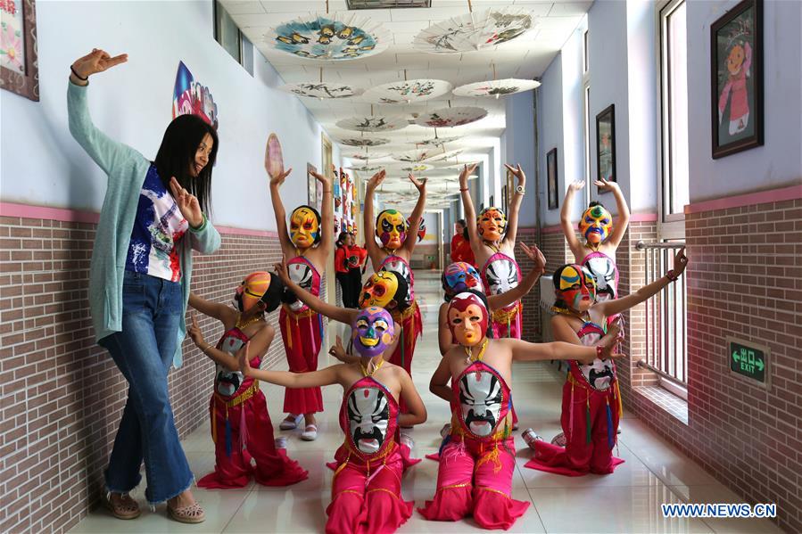 Pupils receive traditional culture education in N China's Hebei