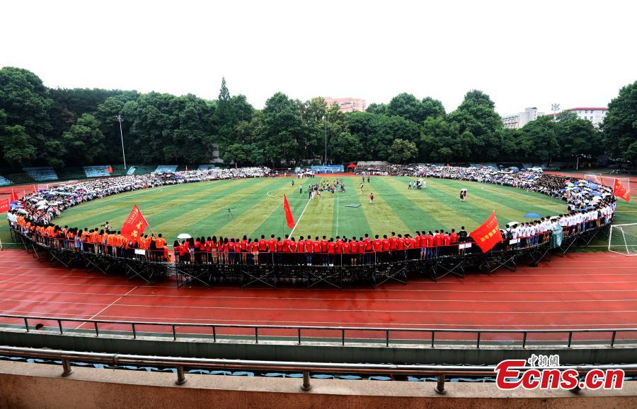 4,000 graduates and their teachers take 8-meter-long photo