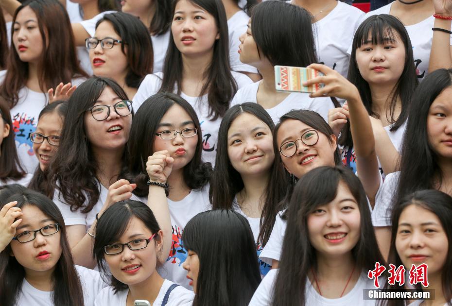 Over 4,000 teachers, students take massive graduation photo in Wuhan