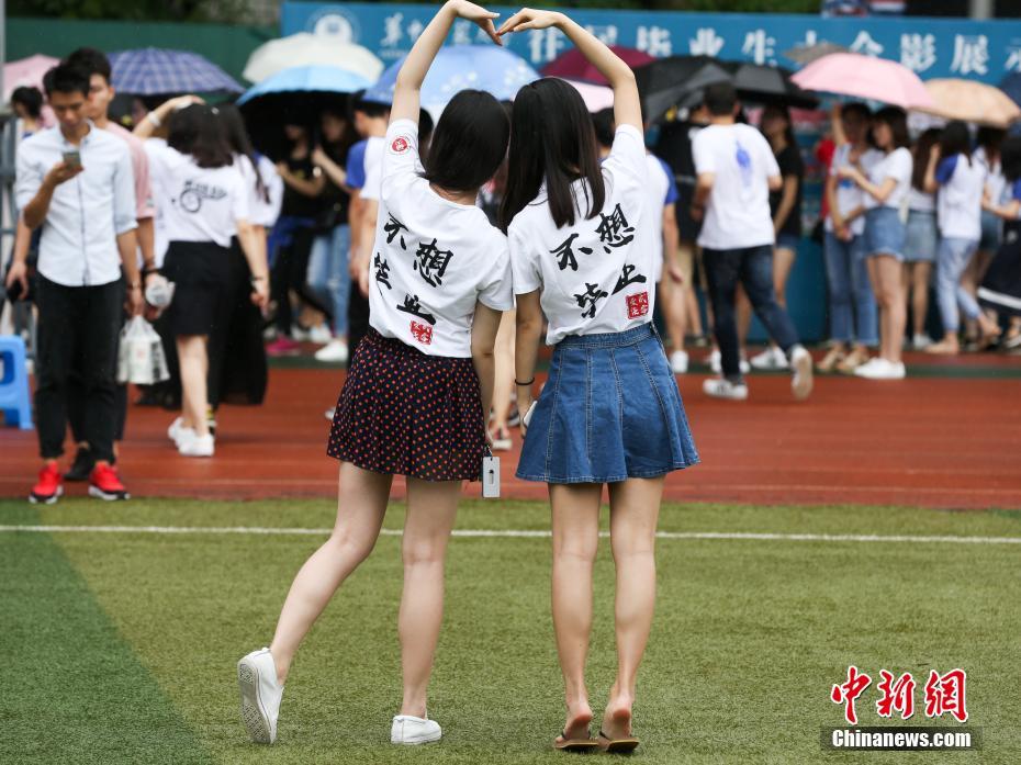 Over 4,000 teachers, students take massive graduation photo in Wuhan