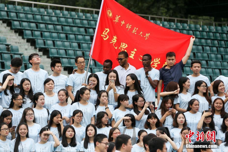 Over 4,000 teachers, students take massive graduation photo in Wuhan