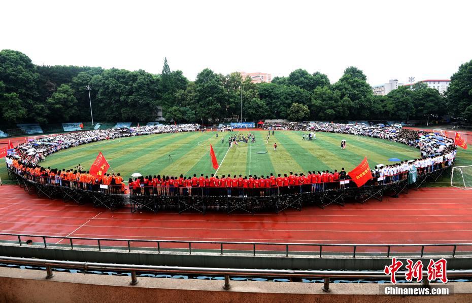 Over 4,000 teachers, students take massive graduation photo in Wuhan