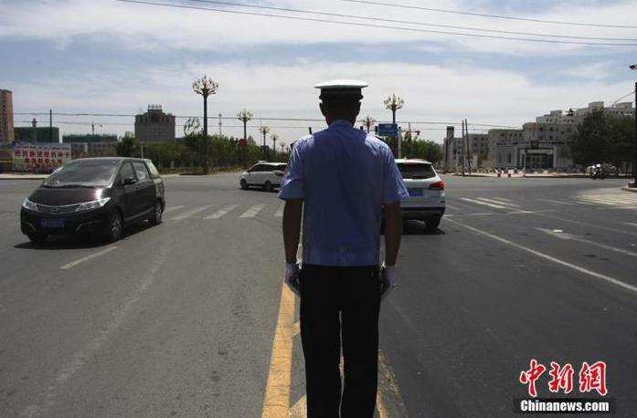 Temperatures on Xinjiang's Flaming Mountain hit 70 degrees Celsius