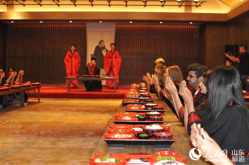 International students experience traditional Chinese culture in Shandong