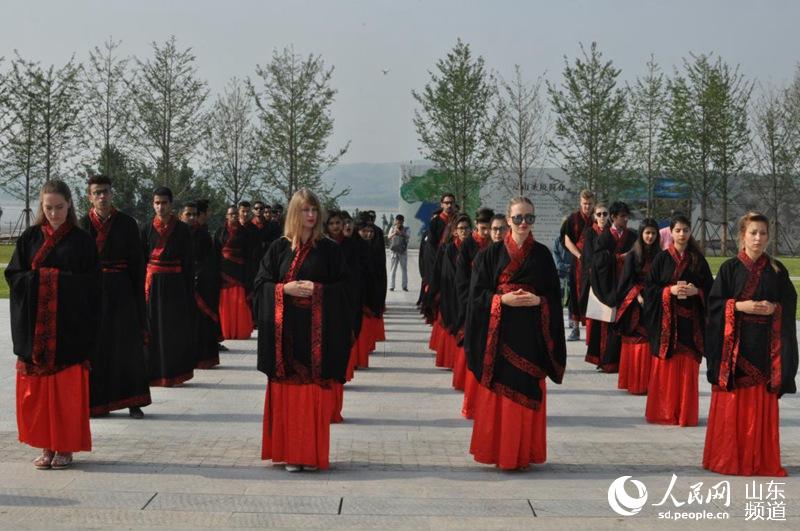 International students experience traditional Chinese culture in Shandong