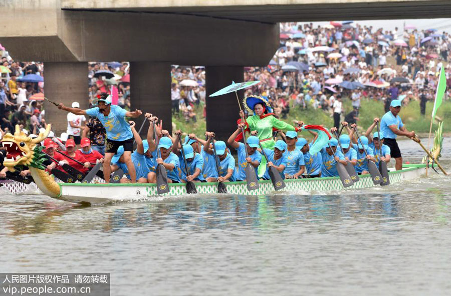 Dragon boat race for summer solstice in Anhui