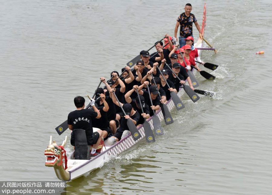 Dragon boat race for summer solstice in Anhui