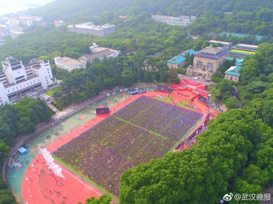 Magnificent aerial photos of Wuhan University graduation