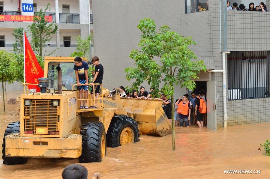 Rescuers transfer trapped students in flood-hit Guilin