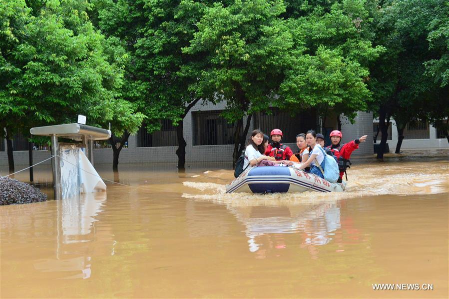 Rescuers transfer trapped students in flood-hit Guilin