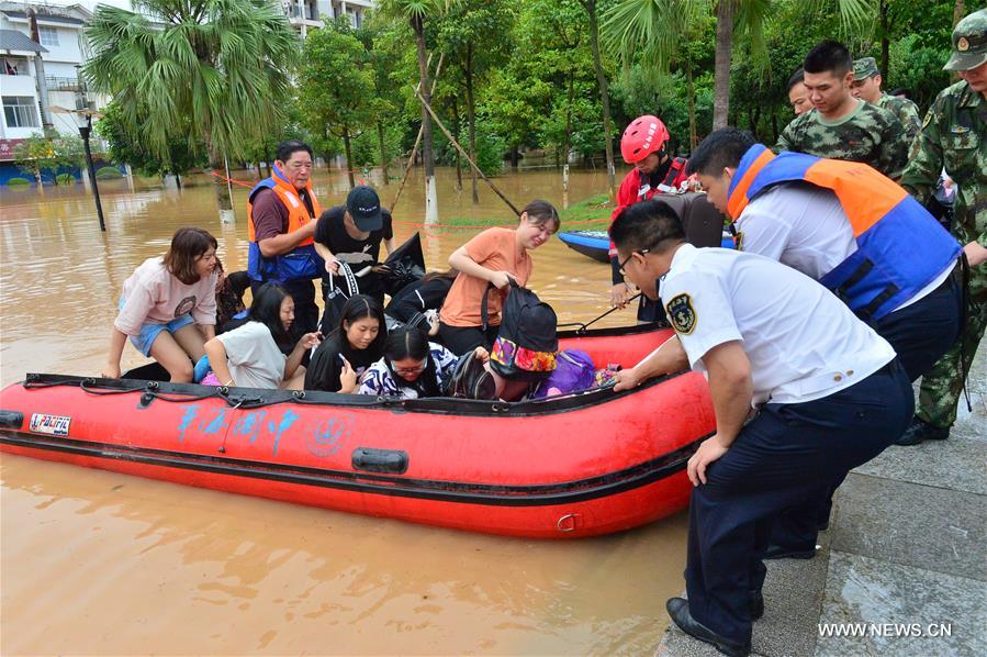 Rescuers transfer trapped students in flood-hit Guilin