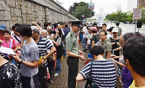 HK residents line up for tickets to see the Liaoning