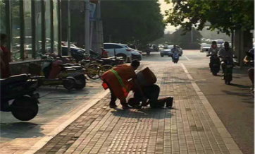 Blind beggar kneels to thank sanitation worker for sharing her breakfast