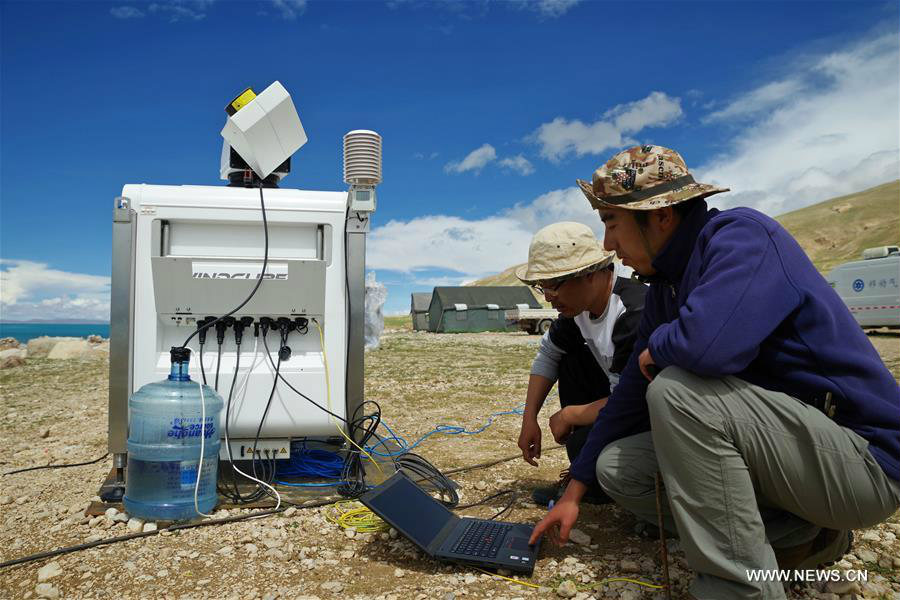 Scientists conduct scientific expedition to Qinghai-Tibet Plateau