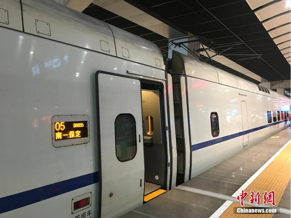 A bullet train is to run from Beiijng South Railway Station to Xiongan New Area on July 6, 2017. [Photo/Chinanews.com]