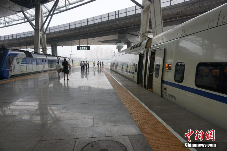 A bullet train is ready to leave Beiijng South Railway Station to Xiongan New Area on July 6, 2017. [Photo/Chinanews.com]