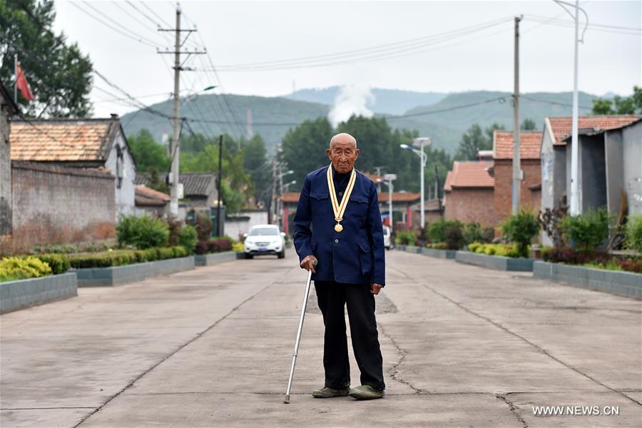 Visiting anti-Japanese war veterans fighting for China