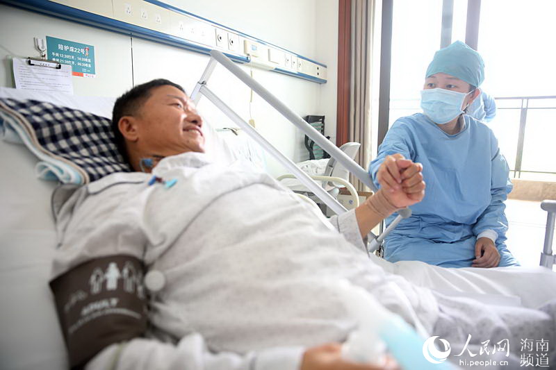 Photo story: Female teacher donates liver to save dying father in Hainan