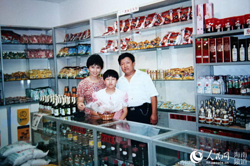 Photo story: Female teacher donates liver to save dying father in Hainan