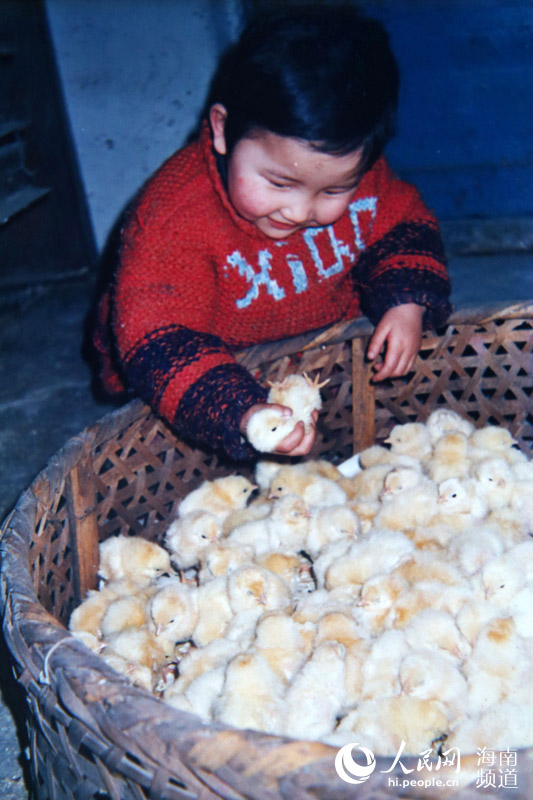 Photo story: Female teacher donates liver to save dying father in Hainan