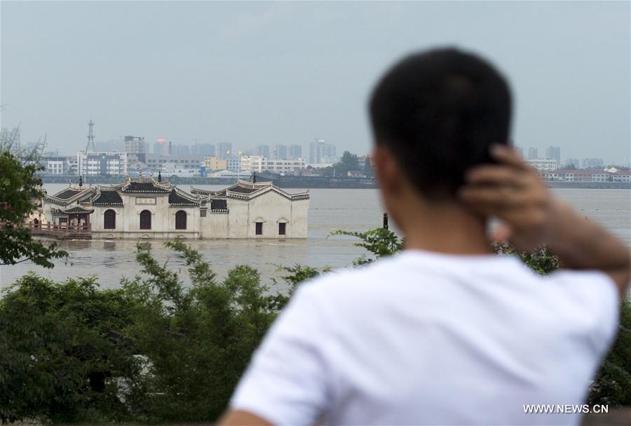 People battling floods in provinces along Yangtze River