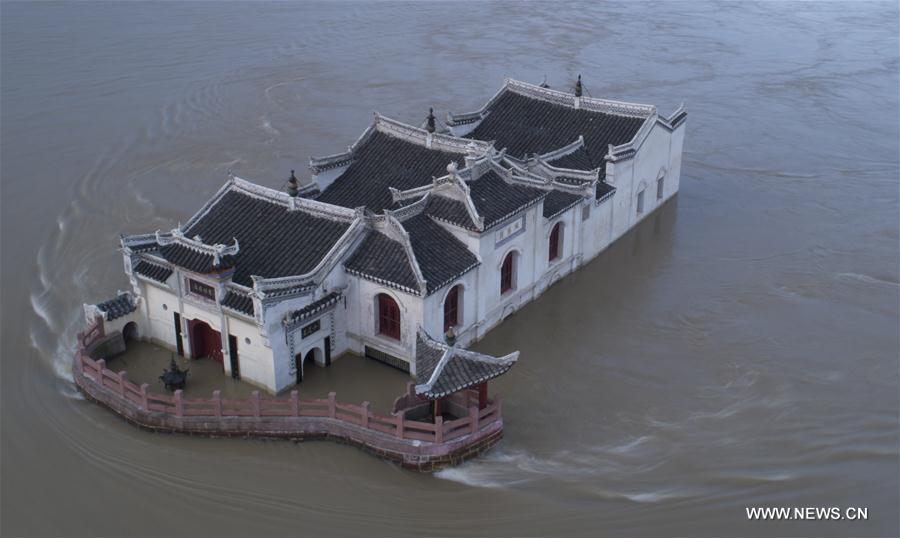 People battling floods in provinces along Yangtze River