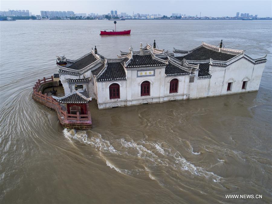 People battling floods in provinces along Yangtze River