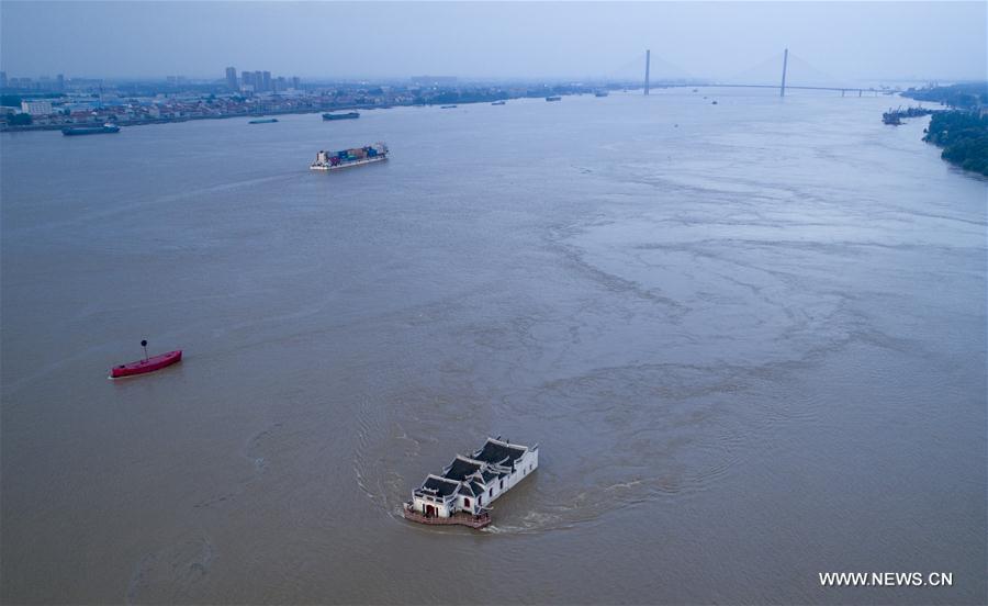 People battling floods in provinces along Yangtze River