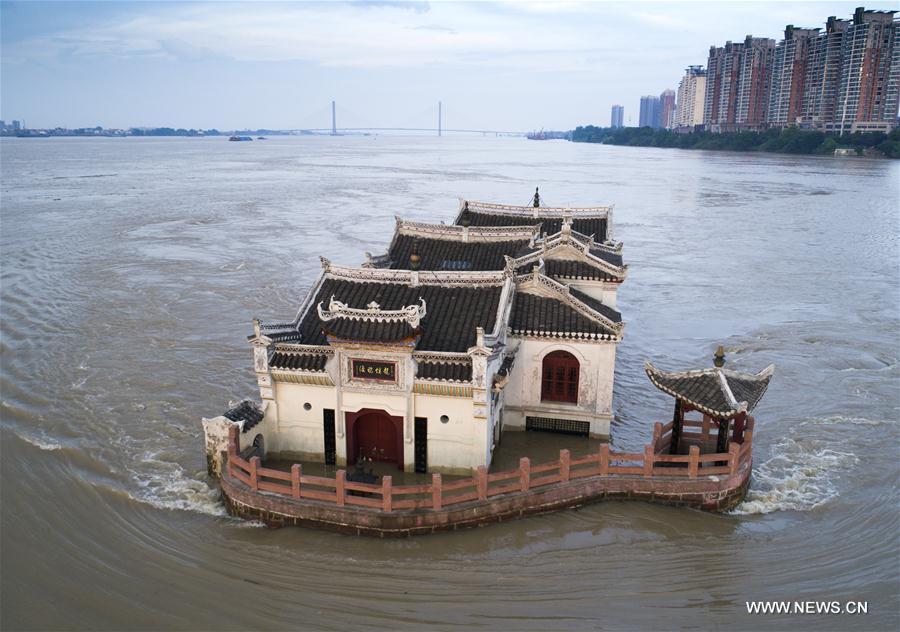 People battling floods in provinces along Yangtze River