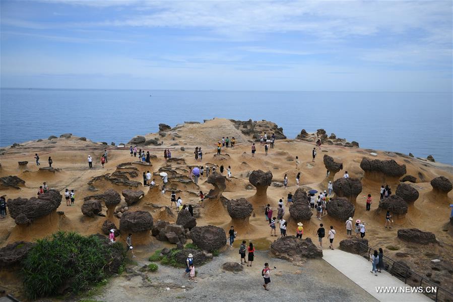 Tourists enjoy scenery of Yehliu Geopark in China's Taiwan