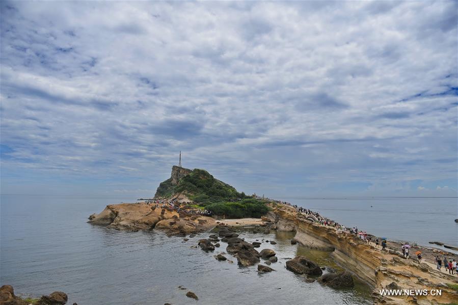 Tourists enjoy scenery of Yehliu Geopark in China's Taiwan