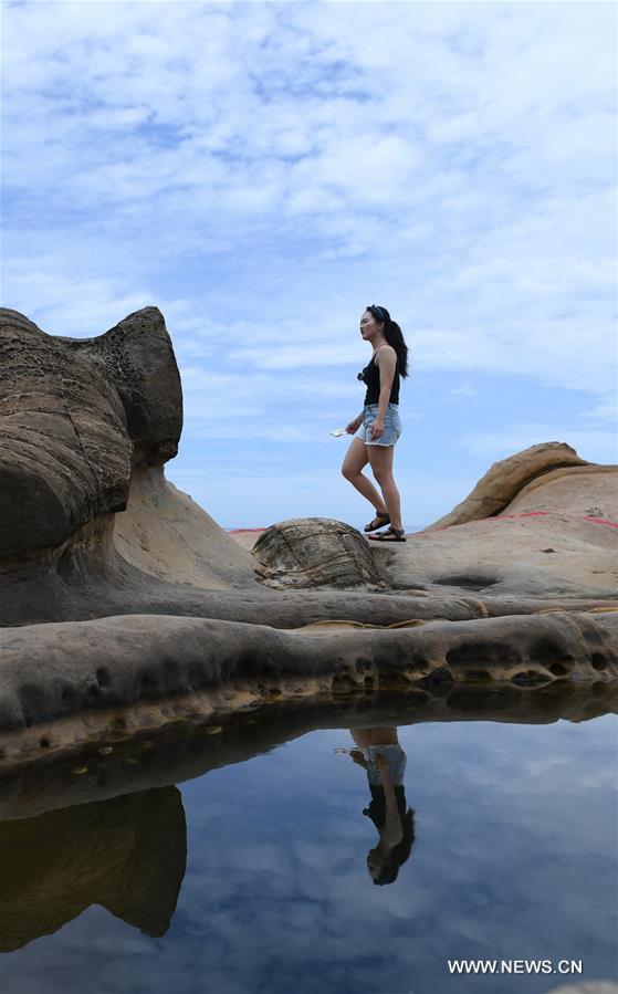 Tourists enjoy scenery of Yehliu Geopark in China's Taiwan