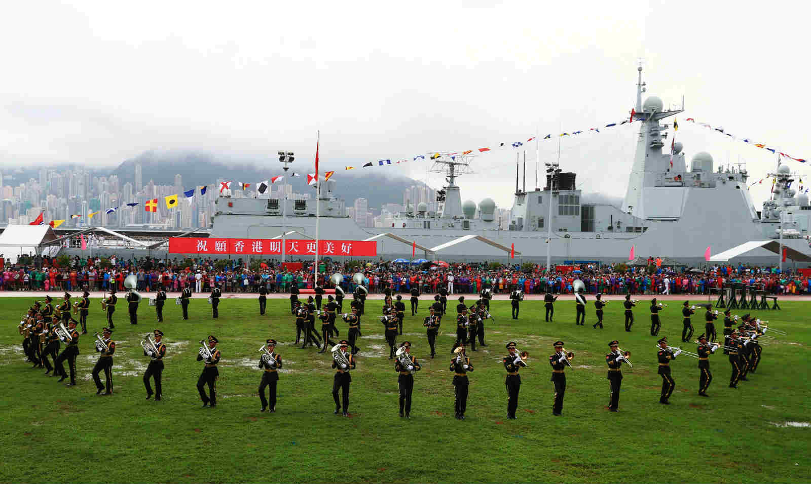 The military band performs for visitors in the Ngong Shuen Chau Barracks of the PLA Hong Kong Garrison on the camp-open day in the Ngong Shuen Chau Barracks. In order to celebrate the 20th anniversary of Hong Kong's return to the motherland, the Ngong Shuen Chau Barracks of the PLA Hong Kong Garrison held the camp-open day activities on the morning of July 8, 2017. (eng.chinamil.com.cn/Photo by Zhou Hanqing)