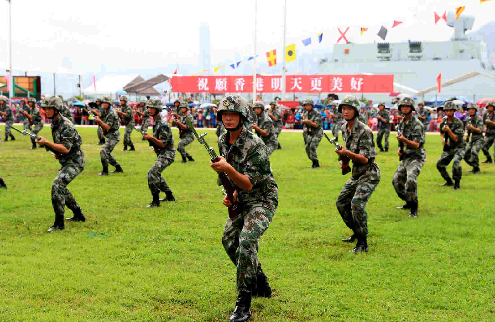The soldiers of the PLA Hong Kong Garrison demonstrate for the visitors on the camp-open day in the Ngong Shuen Chau Barracks. In order to celebrate the 20th anniversary of Hong Kong's return to the motherland, the Ngong Shuen Chau Barracks of the PLA Hong Kong Garrison held the camp-open day activities on the morning of July 8, 2017. (eng.chinamil.com.cn/Photo by Zhou Hanqing)