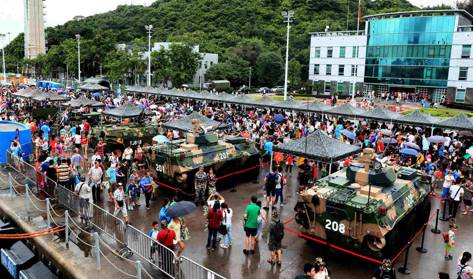 Local residents visit weapons of the PLA Hong Kong Garrison on the camp-open day in the Ngong Shuen Chau Barracks. In order to celebrate the 20th anniversary of Hong Kong's return to the motherland, the Ngong Shuen Chau Barracks of the PLA Hong Kong Garrison held the camp-open day activities on the morning of July 8, 2017. (eng.chinamil.com.cn/Photo by Zhou Hanqing)