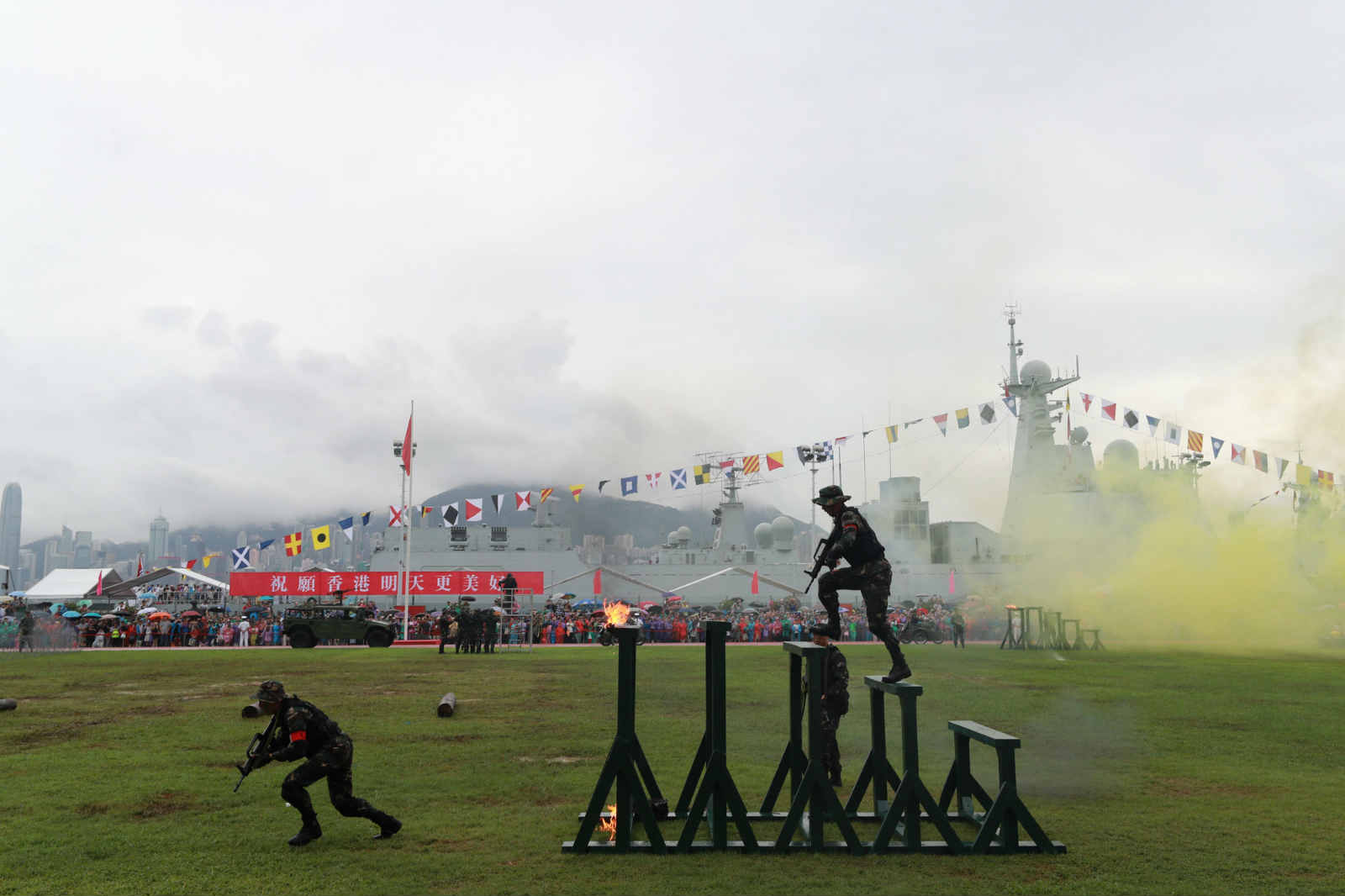 The soldiers of the PLA Hong Kong Garrison demonstrate for the visitors on the camp-open day in the Ngong Shuen Chau Barracks. In order to celebrate the 20th anniversary of Hong Kong's return to the motherland, the Ngong Shuen Chau Barracks of the PLA Hong Kong Garrison held the camp-open day activities on the morning of July 8, 2017. (eng.chinamil.com.cn/Photo by Zhou Hanqing)