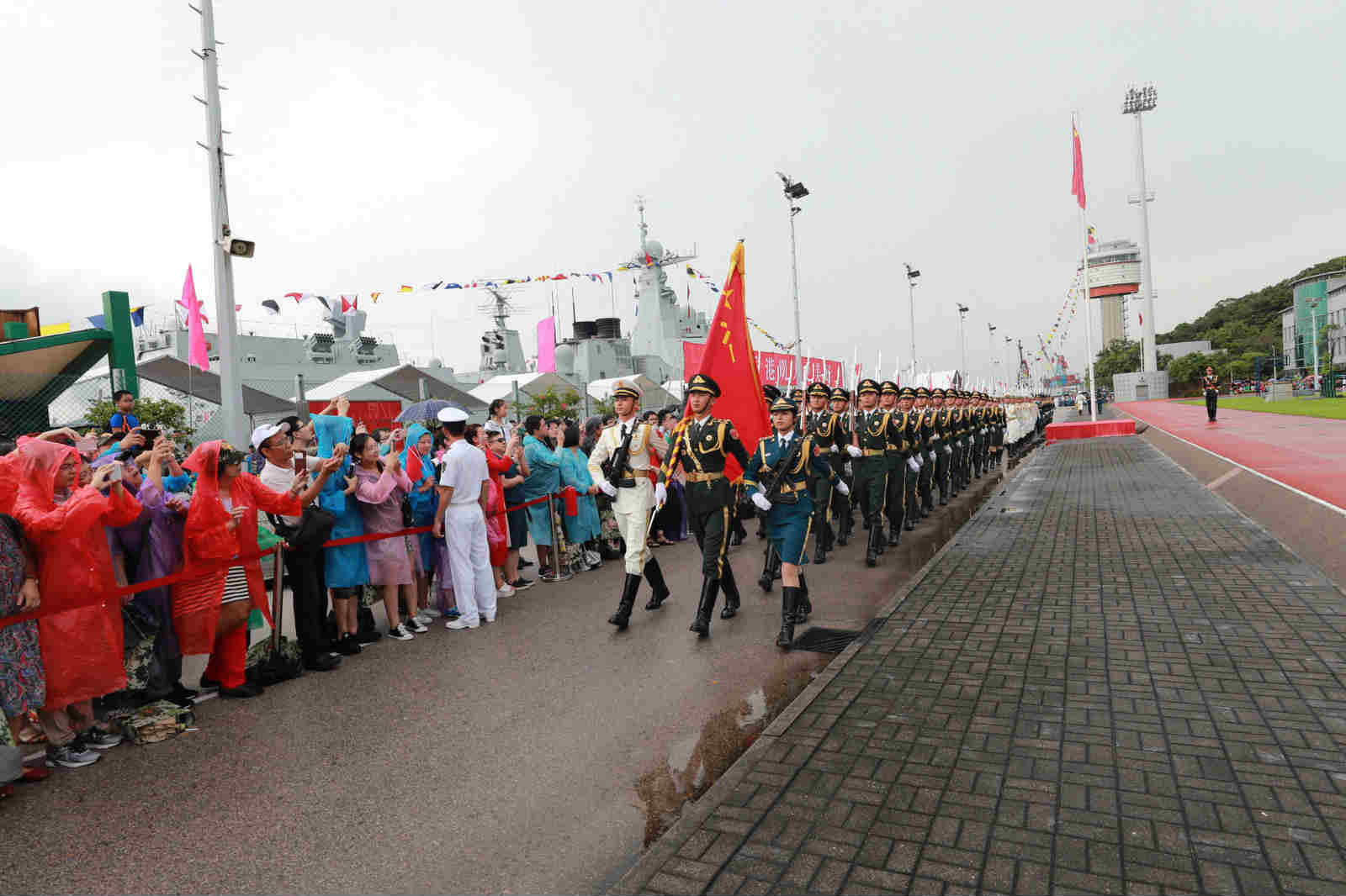 The guard of honor of the PLA Hong Kong Garrison march forward on the camp-open day in the Ngong Shuen Chau Barracks. In order to celebrate the 20th anniversary of Hong Kong's return to the motherland, the Ngong Shuen Chau Barracks of the PLA Hong Kong Garrison held the camp-open day activities on the morning of July 8, 2017. (eng.chinamil.com.cn/Photo by Zhou Hanqing)