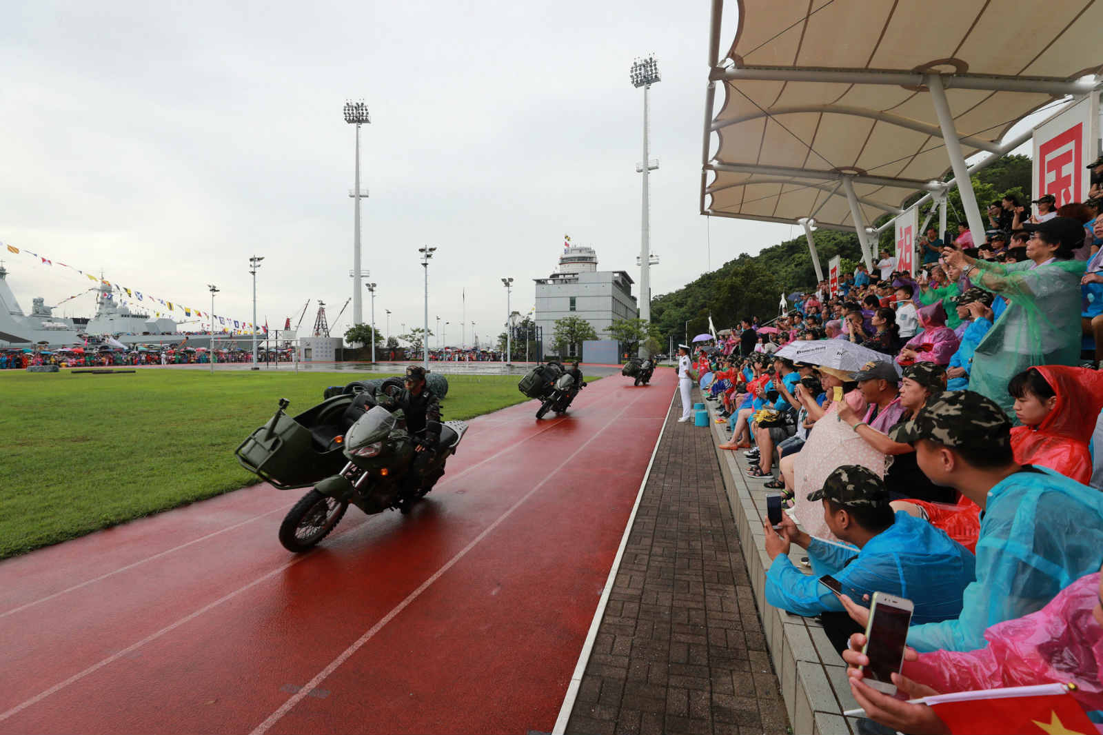 The soldiers of the PLA Hong Kong Garrison demonstrate for the visitors on the camp-open day in the Ngong Shuen Chau Barracks. In order to celebrate the 20th anniversary of Hong Kong's return to the motherland, the Ngong Shuen Chau Barracks of the PLA Hong Kong Garrison held the camp-open day activities on the morning of July 8, 2017. (eng.chinamil.com.cn/Photo by Zhou Hanqing)