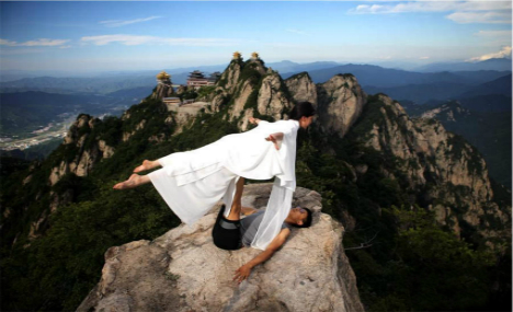 Yoga master demos impressive poses on Henan cliffs
