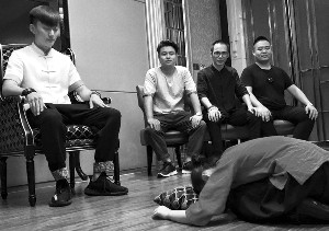 Girl’s kowtowing picture before teacher sparks debate