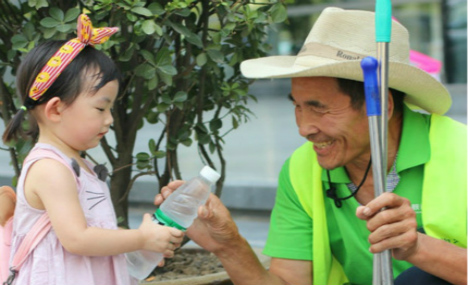 Toddler brings water to sanitation workers in Xi’an