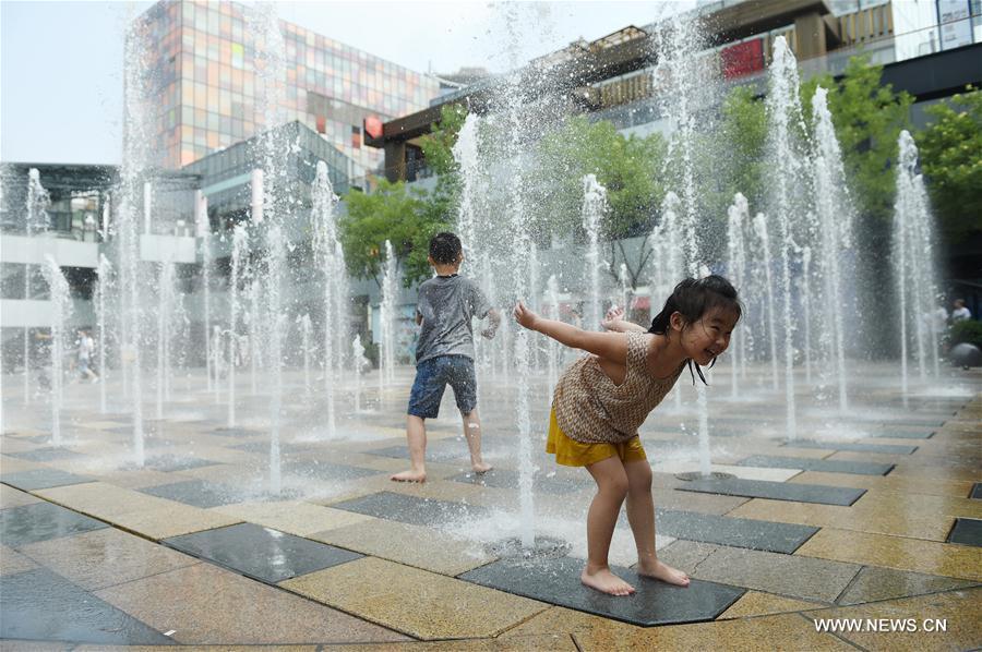 Children cool themselves on first day of dog days in Beijng