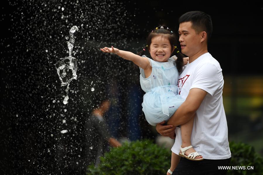 Children cool themselves on first day of dog days in Beijng