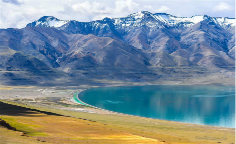 Scenery of Tangra Yumco Lake in Tibet