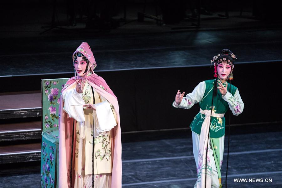 Chinese artists perform opera 