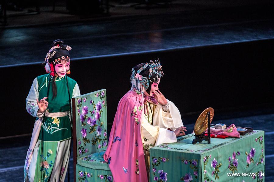 Chinese artists perform opera 