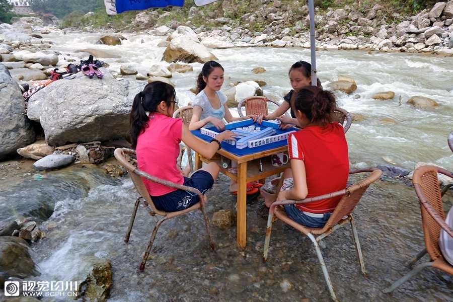 Chengdu locals play Mahjong in river to escape lingering heat wave