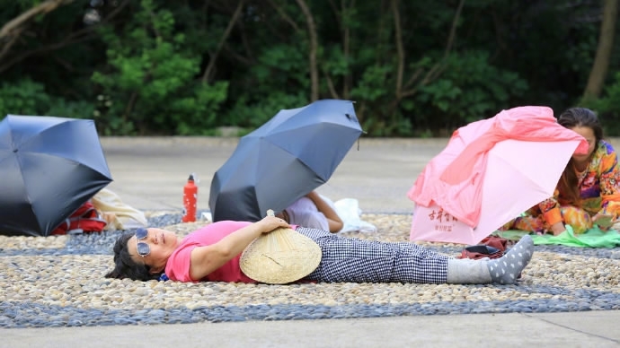 Chinese aunties enjoy outdoor ‘hot stone therapy'