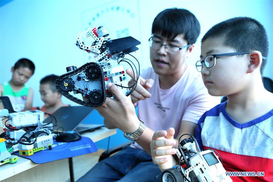 Robot center from Beijing brings classes to pupils in E China